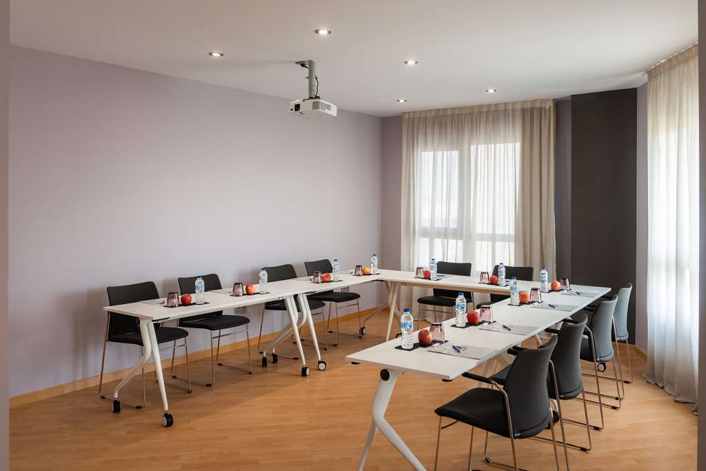 Madrid Airport Suites, Affiliated By Melia المرافق الصورة